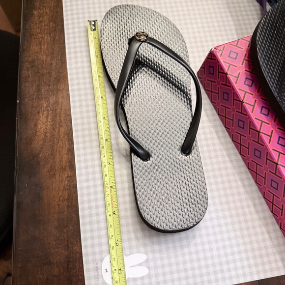 Tory Burch Classic Flip Flops - Black Gold Logo Sandals Size 9 - Like New! - Picture 11 of 14